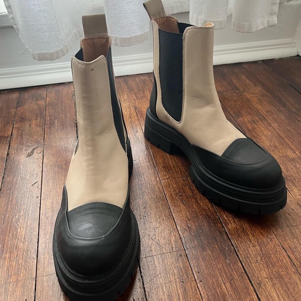 L'INTERVALLE Two-Tone Black and Cream Platform Combat Boots